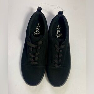 Girls Art Class size 5 (big kids) black laced up low profile shoe.